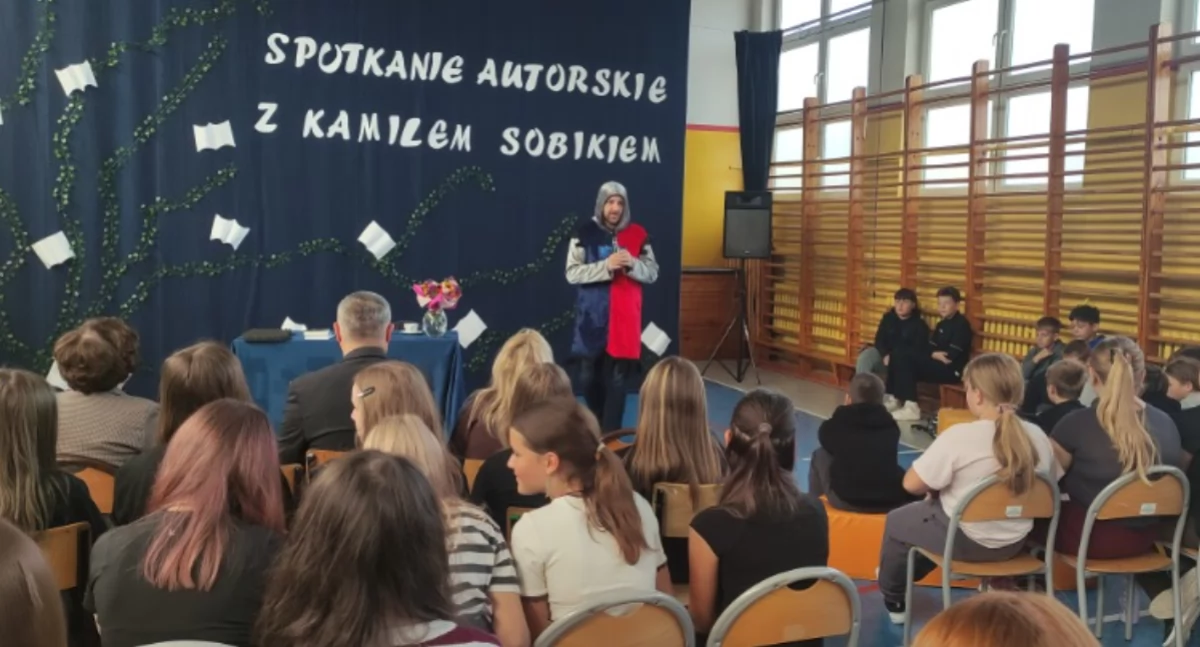 Spotkanie autorskie z Kamilem Sobikiem w szkole w Dobryszycach dla uczniów klas V–VIII