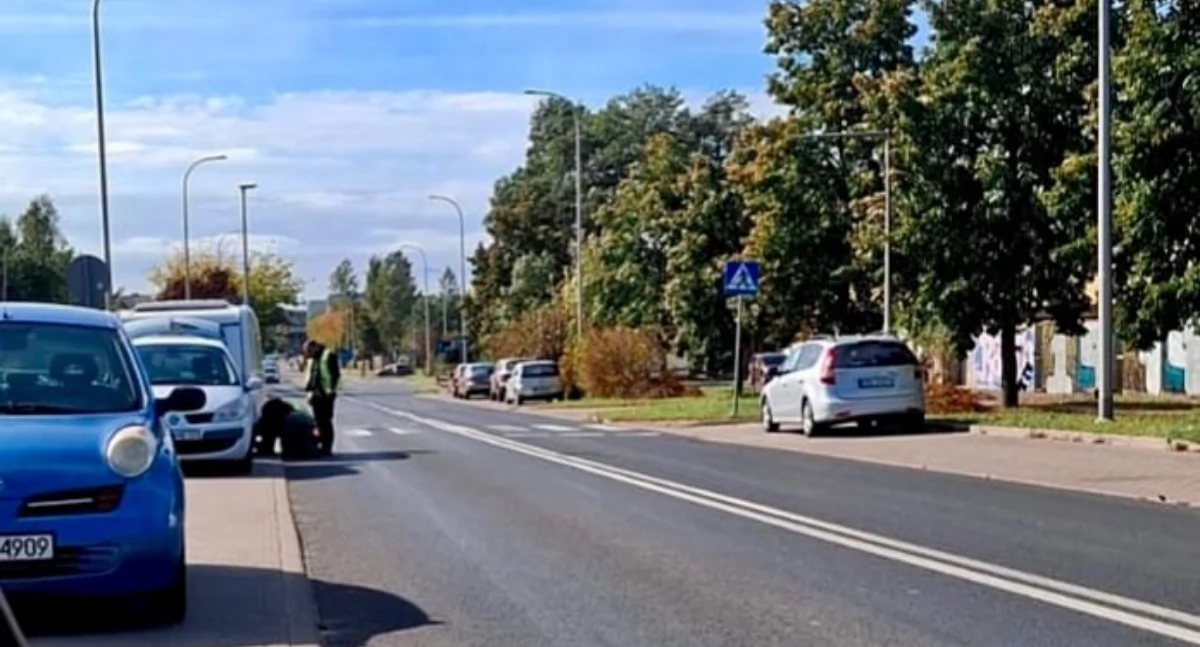 Mężczyzna miał problem z wymianą koła w swoim samochodzie. Pomogli mu policjanci