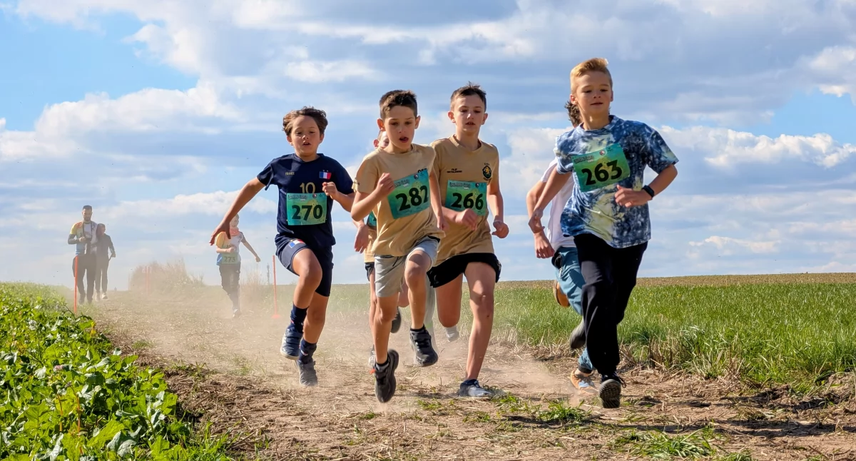 [ZDJĘCIA] Bugaj Run 2025, święto ziemniaka i parafialne dożynki w Dmeninie. To było bieganie polnymi drogami