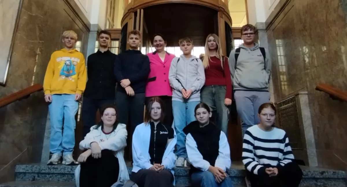 Ósmoklasiści z gminy Ładzice na integracyjnej wycieczce w Łodzi. Zwiedzili m.in. siedzibę Sejmiku Województwa Łódzkiego