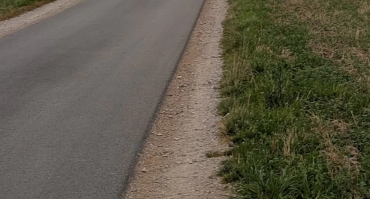 Kolizja w miejscowości Zdania w gminie Dobryszyce. Volkswagen stracił miskę olejową