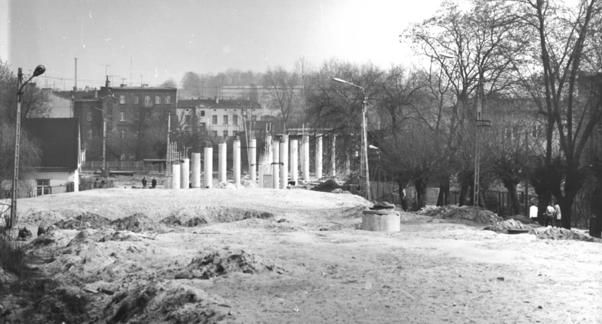 W nocy nieznani sprawcy wyłamali mur do grobu, rozbili trumnę i skradli nieboszczykowi ubranie [Historia Gazetą pisana] 
