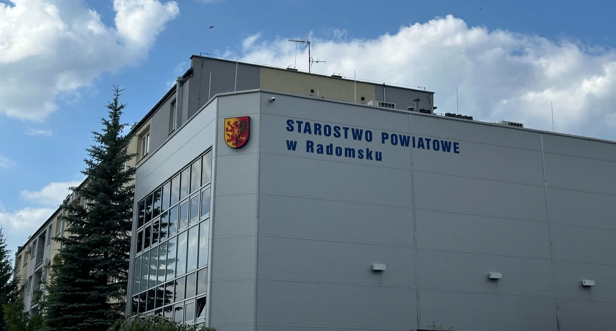 Warsztaty dla organizacji pozarządowych w Starostwie Powiatowym w Radomsku poświęcone rozliczaniu dotacji i planom współpracy na 2026 rok
