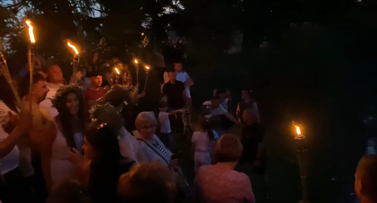 Nocny spacer z bajką w Wielgomłynach. Spotkanie z Czerwonym Kapturkiem, ognisko i film