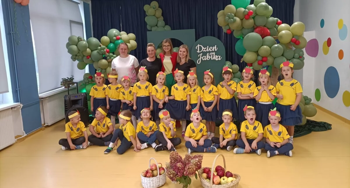 Dzień Jabłka w przedszkolu w Przedborzu. Były występy, słodka zabawa i zdrowe smakołyki z polskich sadów