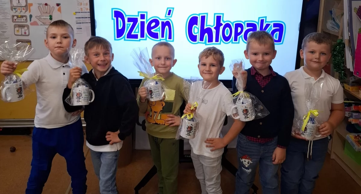 Gmina Przedbórz: przedszkolaki i uczniowie bawili się świętując Dzień Chłopaka