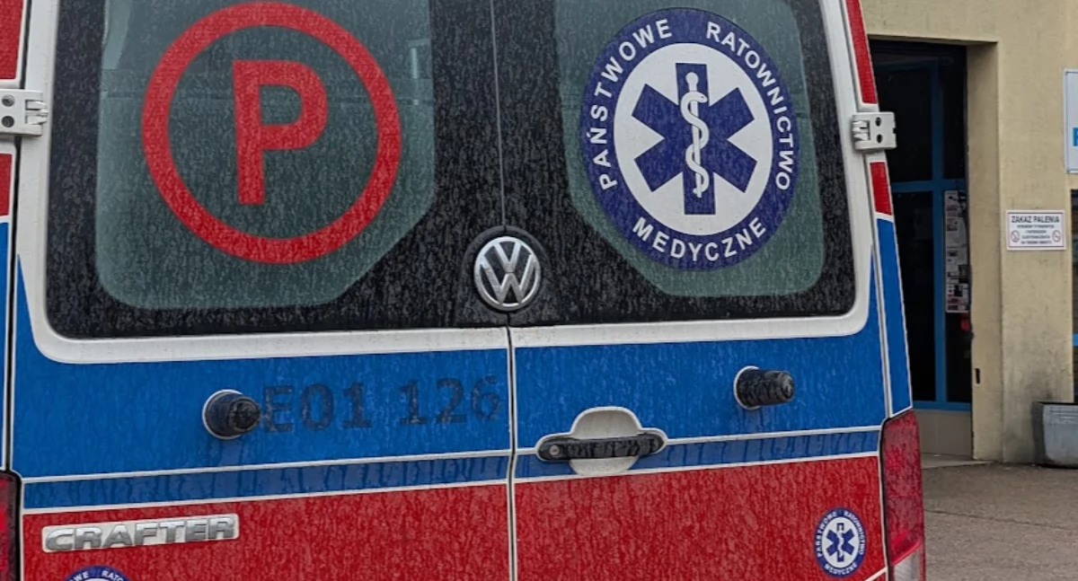 88-latek nie odpowiadał. Pracownice MOPS-u wezwały na pomoc strażaków. Przyjechało także pogotowie ratunkowe