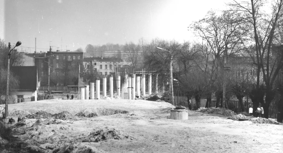 Ośmiu uzbrojonych w palną broń i zamaskowanych bandytów wtargnęło do mieszkania [Historia Gazetą pisana]