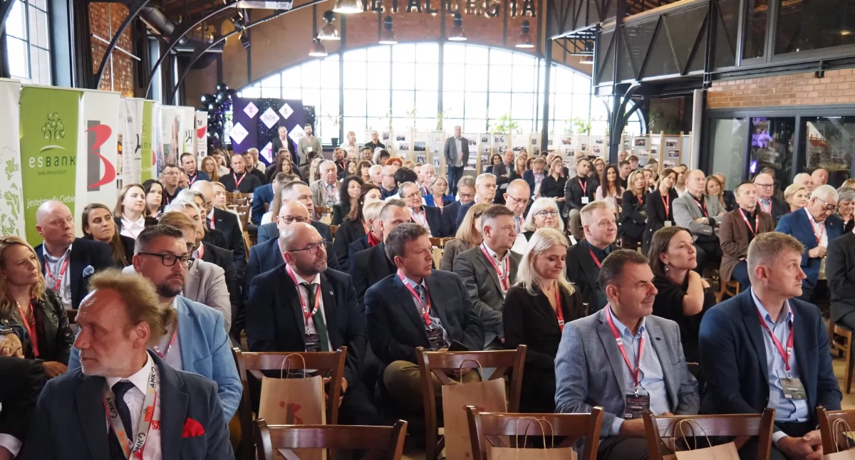 Nagrody dla przedsiębiorców. Rekordowa liczba uczestników. Rozpoczęło się VII Radomszczańskie Forum Przedsiębiorczości