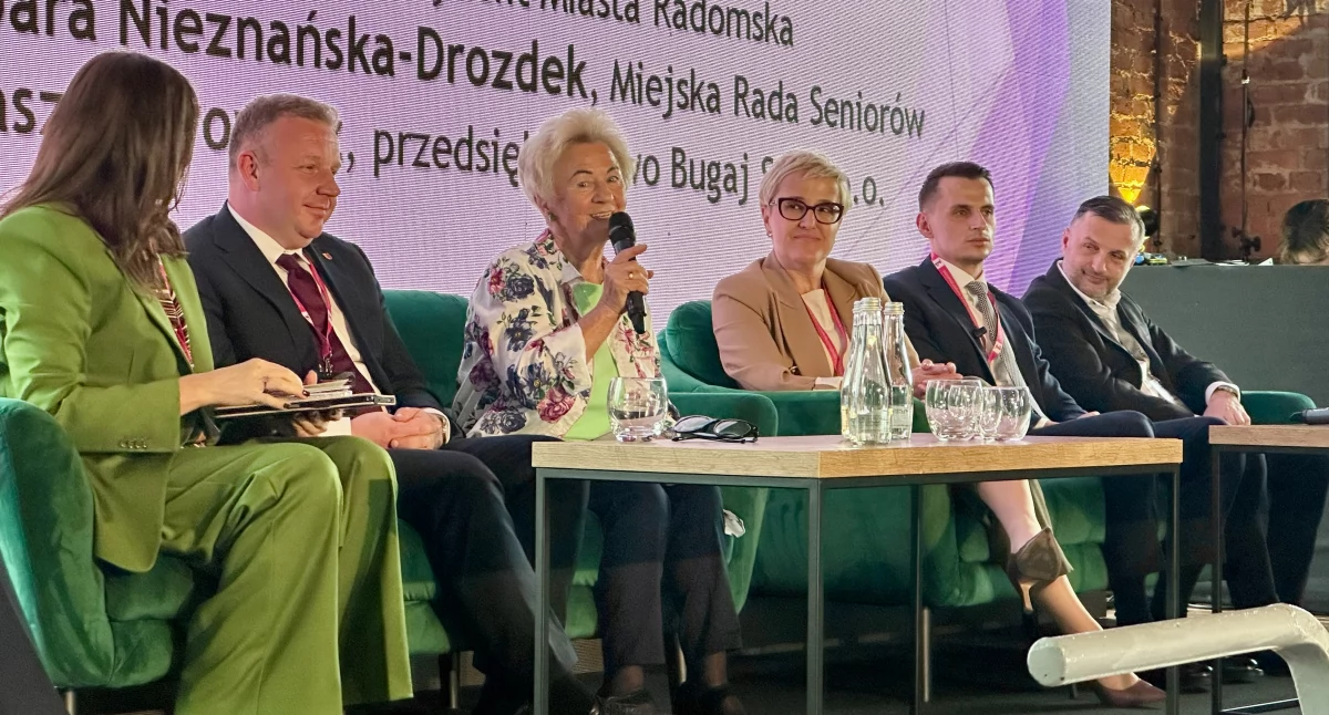 Dyskusja o polityce senioralnej na VII Radomszczańskim Forum Przedsiębiorczości: praca na emeryturze, edukacja cyfrowa i wsparcie samorządów
