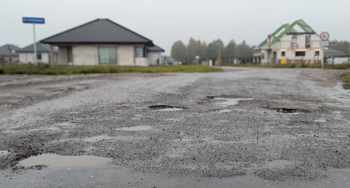 Mieszkaniec Bloku Dobryszyce: - To skrzyżowanie niczyje. Pełne dziur i wyrw. Niebezpieczne. A gdzie jest władza, która powinna się tym zająć?