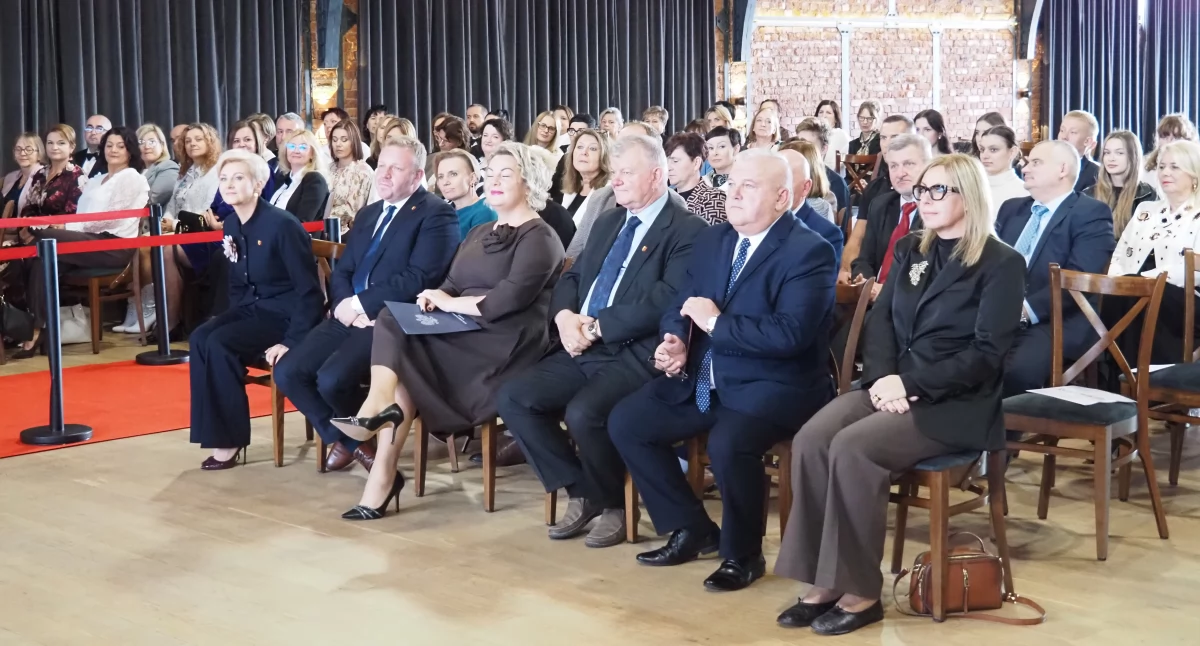 [ZDJĘCIA] Powiatowy Dzień Edukacji Narodowej, czyli Belfry 2025. Nagrody i wyróżeniania dla nauczycieli i pracowników oświaty