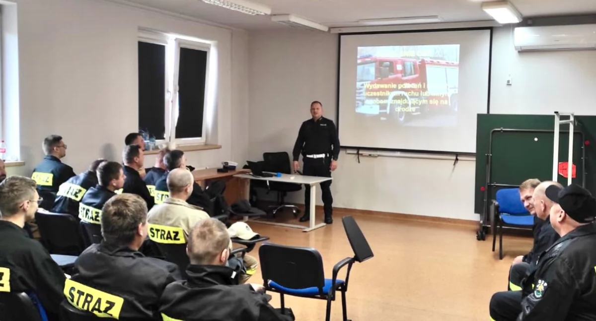 Aspirant sztabowy Grzegorz Kącki szkolił druhów z zasad kierowania ruchem podczas akcji ratowniczych