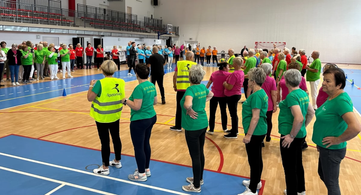 Olimpiada Seniora w Radomsku znów przyciągnęła wielu aktywnych seniorów. Rywalizacja sportowa, integracja i radość ze wspólnego działani
