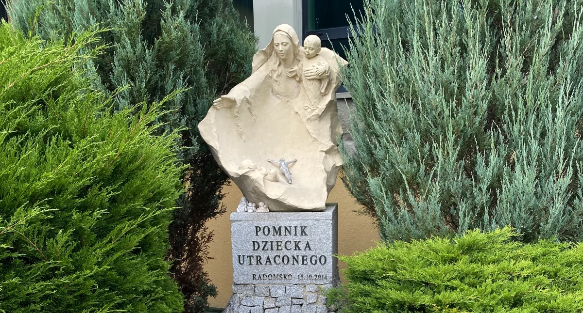Program obchodów Dnia Dziecka Utraconego w Radomsku: Msza Św. w kościele pw. św. Ojca Pio, różaniec i światełko pamięci pod pomnikiem na Cmentarzu Nowym