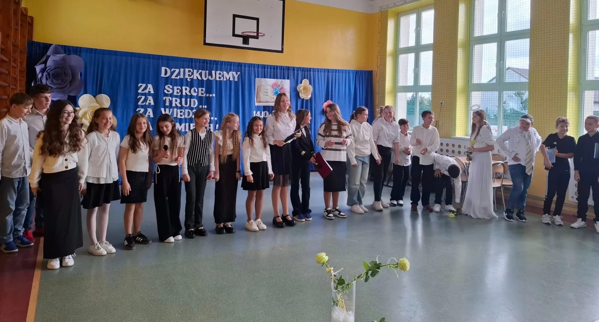Dzień Edukacji Narodowej w Szkole Podstawowej w Górach Mokrych: podziękowania, występy oraz ciepłe słowa dla nauczycieli
