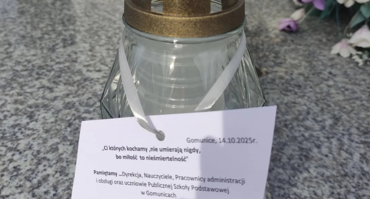 Uczniowie i nauczyciele z Gomunic uczcili pamięć zmarłych pedagogów odwiedzając ich groby w Dniu Edukacji Narodowej