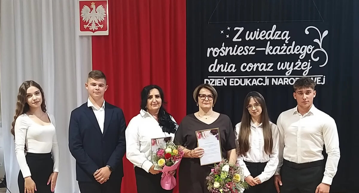 Dzień Edukacji Narodowej w Kamieńsku: święto nauczycieli połączone ze ślubowaniem pierwszoklasistów w Zespole Szkół Ponadpodstawowych