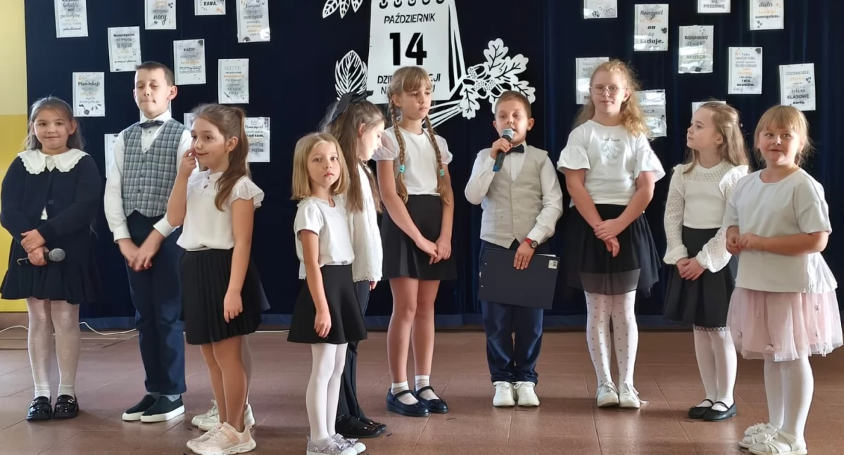 Dzień Edukacji Narodowej w Szkole Podstawowej w Kodrębie: wzruszająca akademia i podziękowania dla nauczycieli