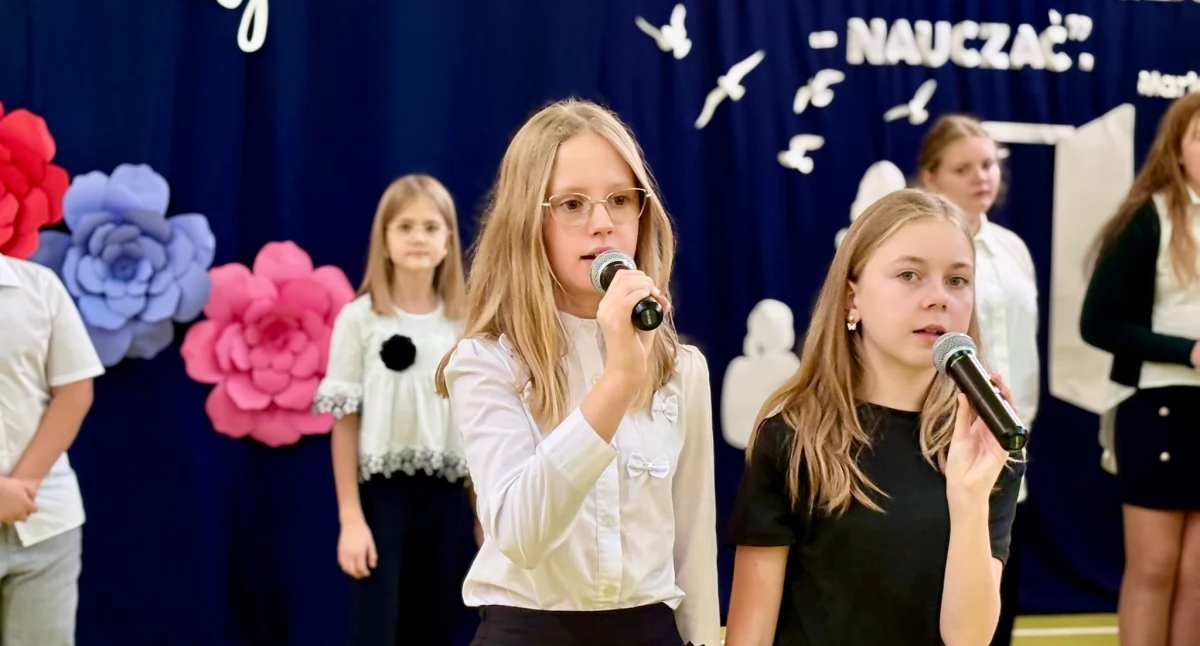 [ZDJĘCIA] Dzień Edukacji Narodowej. W Dwójce było uroczyście i wzruszająco