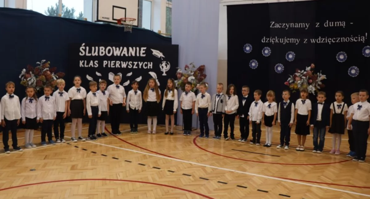Pierwszoklasiści z Gidel złożyli ślubowanie i oficjalnie zostali uczniami Publicznej Szkoły Podstawowej im. Józefa Piłsudskiego