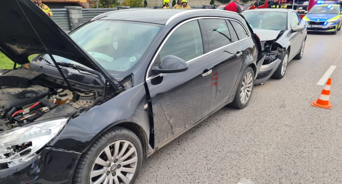 Zderzenie autobusu i dwóch samochodów osobowych w miejscowości Przybyszów. Sprawczynią 42-latka