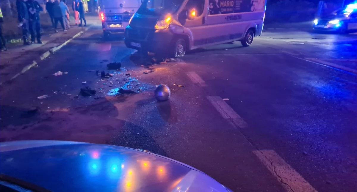 Wypadek na ulicy Przedborskiej. Zderzenie samochodu z motocyklem. Kierowca jednośladu nie ma prawa jazdy kategorii A