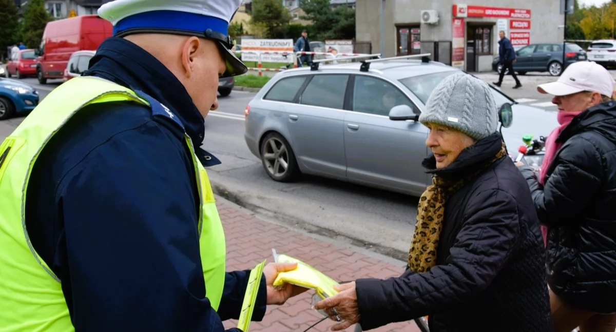 Bezpieczni po zmroku. Jesień, ciemno, zimno i lepiej mieć odblask. Choćby od policjanta