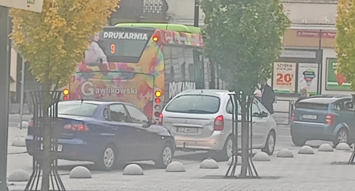 Czytelniczka: - Wystarczy drobna stłuczka, a centrum w kilka minut się blokuje. Ulice są wąskie, nawet nie ma za bardzo gdzie zjechać