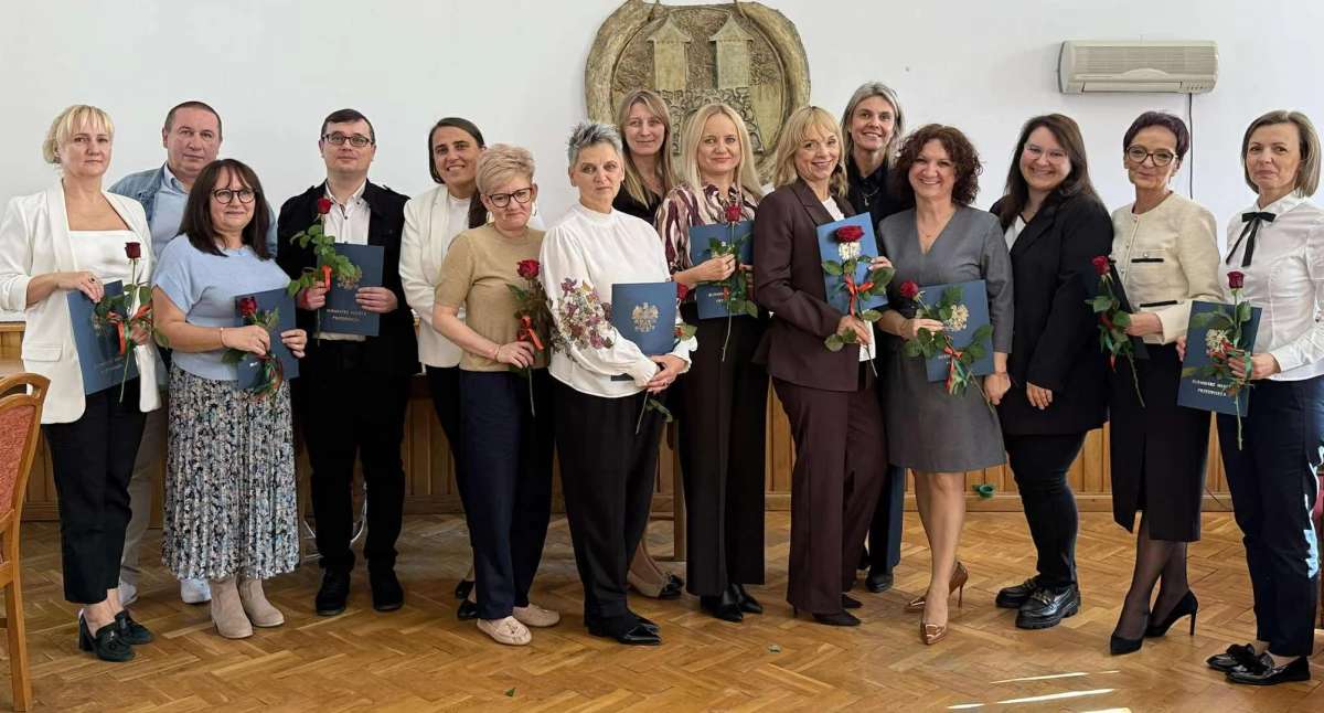 Nauczyciele z Przedborza nagrodzeni przez burmistrza za osiągnięcia dydaktyczne i wychowawcze