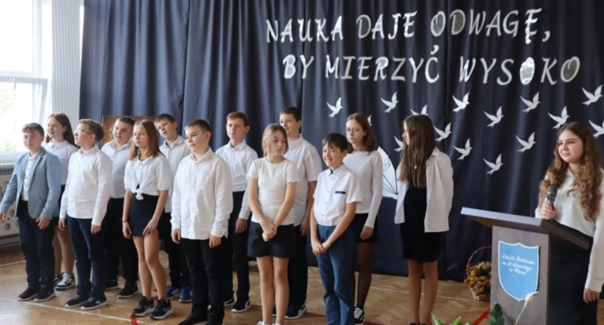 W Szkole Podstawowej w Pławnie świętowano Dzień Edukacji Narodowej i Święto Patrona. Były nagrody, życzenia i tradycyjna akademia