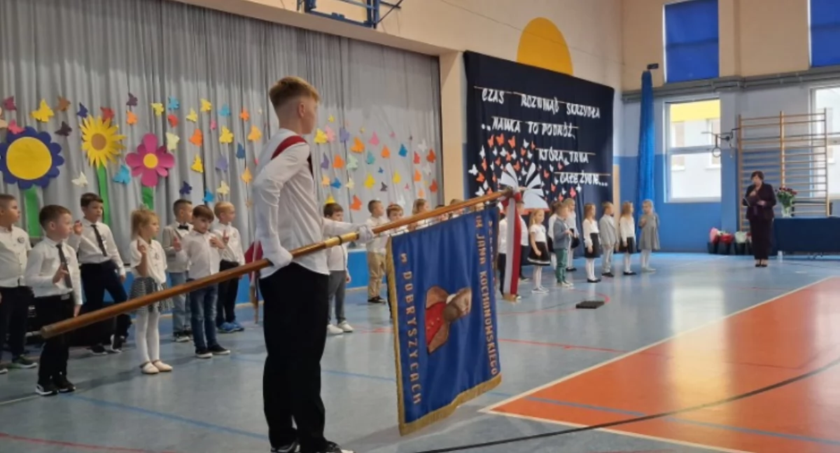 Dobryszyce: ślubowanie pierwszoklasistów i Dzień Edukacji Narodowej w Zespole Szkolno-Przedszkolnym. 28 dzieci rozpoczęło szkolną przygodę