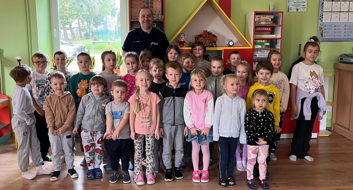 Policjant z Radomska odwiedził szkołę w Dziepółci. Dzieci uczyły się, jak bezpiecznie zachować się na drodze i wobec obcych