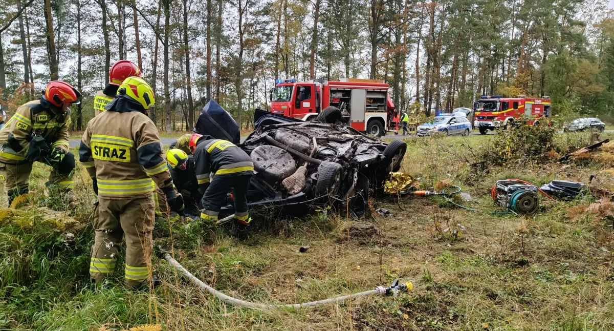 Wypadek w miejscowości Borki. Opel wypadł z drogi. W aucie dwóch pijanych mężczyzn 