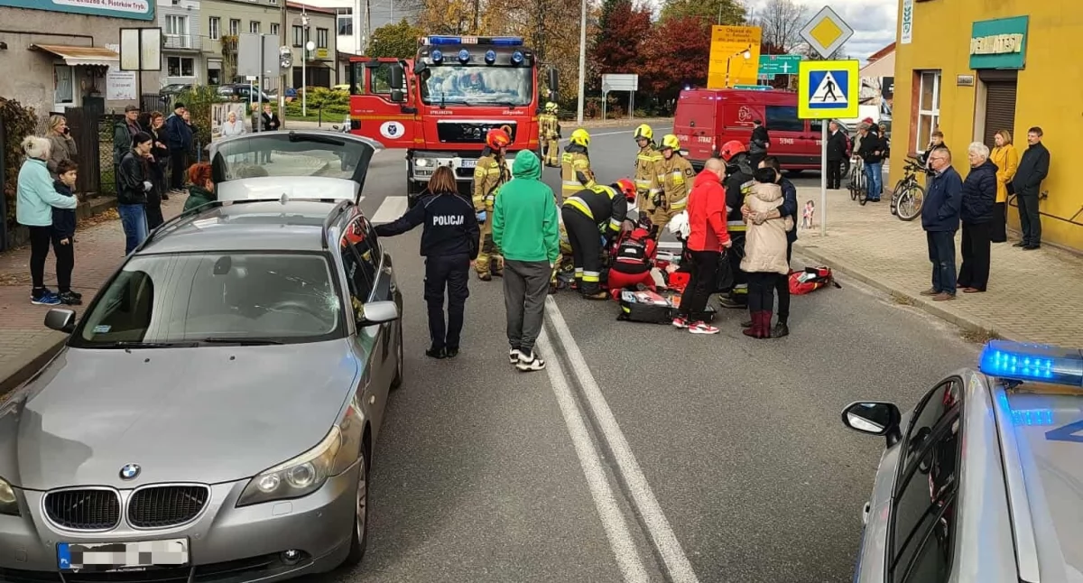 Wypadek w Kamieńsku. Kierowca BMW potrącił kobietę, która przechodziła przez jezdnię 