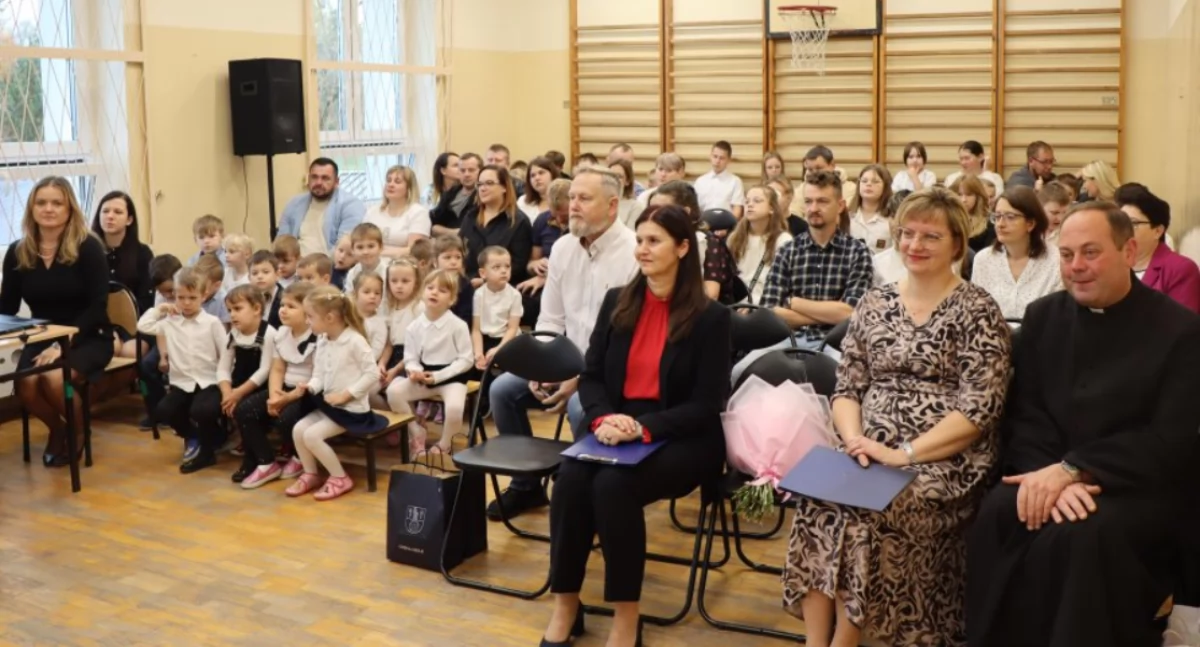 Gmina Gidle: pierwszoklasiści z Ciężkowic złożyli ślubowanie podczas szkolnej akademii z okazji Dnia Edukacji Narodowej