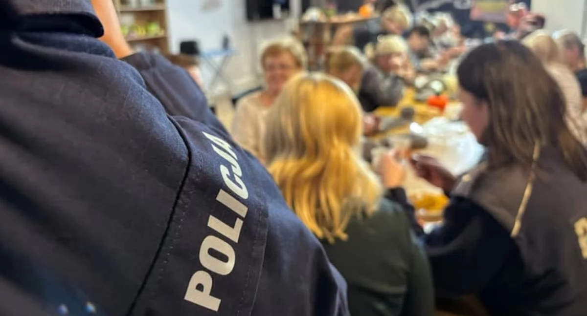 Europejski Dzień Seniora. Policjanci składają życzenia i szkolą z zasad bezpieczeństwa