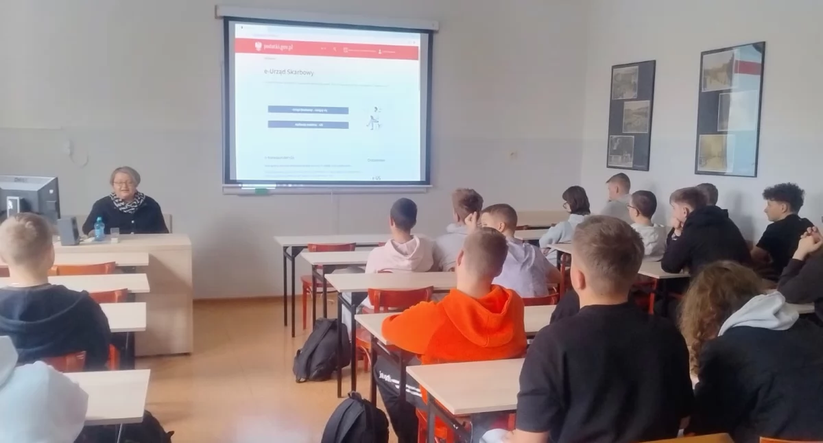 Inspirująca lekcja ekonomii w Elektryku. Gościem specjalnym była Małgorzata Syska-Kamocka z Urzędu Skarbowego