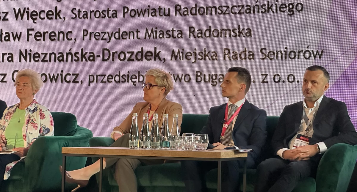 Powiatowe Forum Międzypokoleniowe w Woźnikach na finał projektu łączącego młodych i seniorów