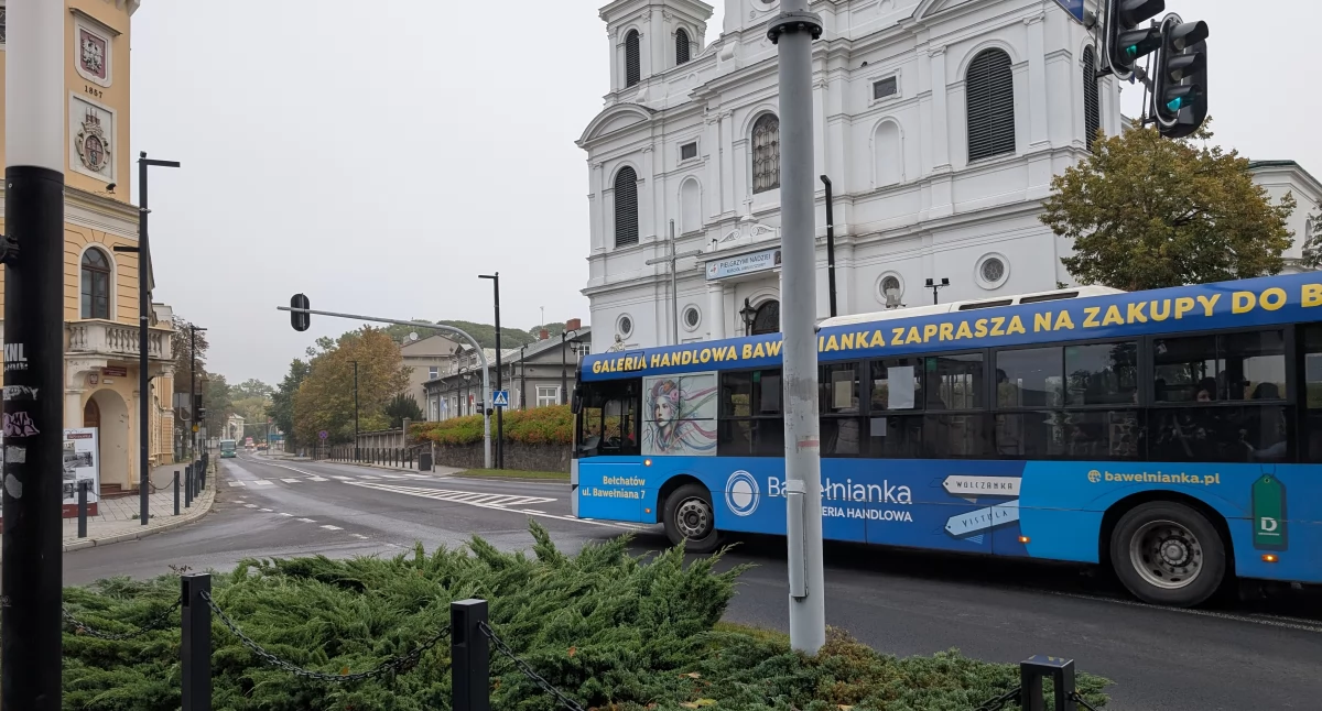 Autobusy odjechały, urząd ma nadzieję, że przyjadą. Uważa, że nie popełnił błędu