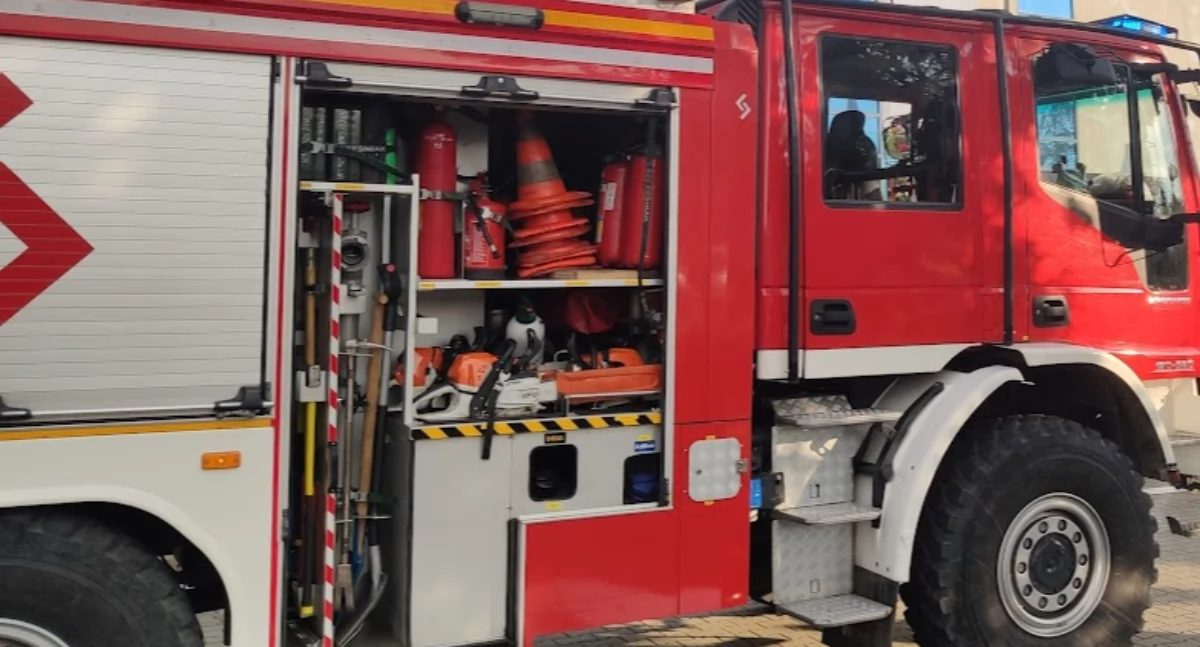 Wypadek w miejscowości Gustawów. Zderzenie busa z samochodem ciężarowym. Jedna osoba poszkodowana