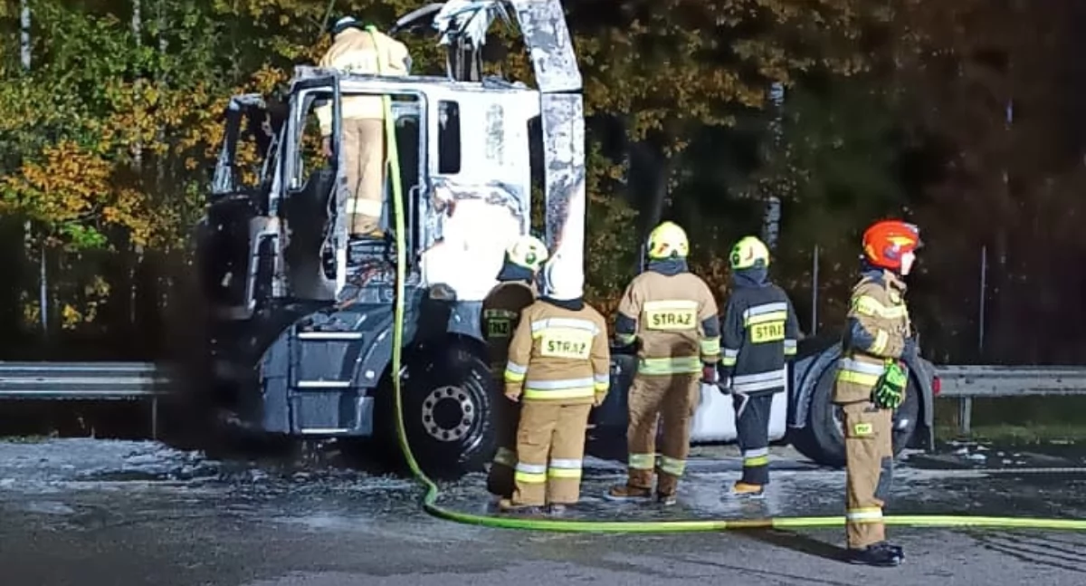 [FILM] Pożar ciągnika siodłowego na autostradzie A1. Droga była całkowicie zablokowana