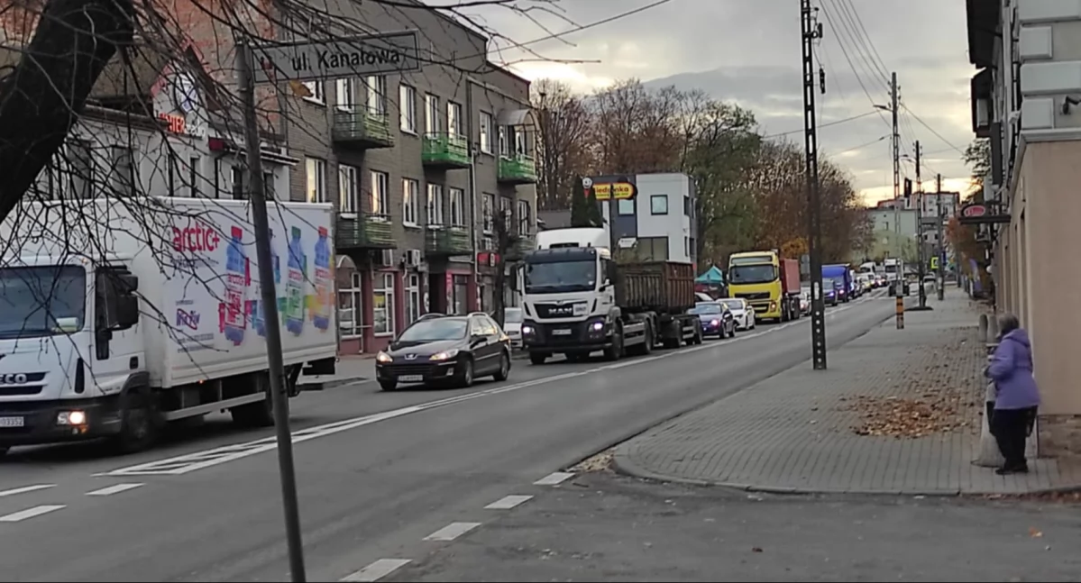 Łódzka GDDKiA naprawia asfalt na DK42 w Przedborzu. Mieszkaniec: - Ostrzegali i nie kłamali. Trzeba się uzbroić w cierpliwość