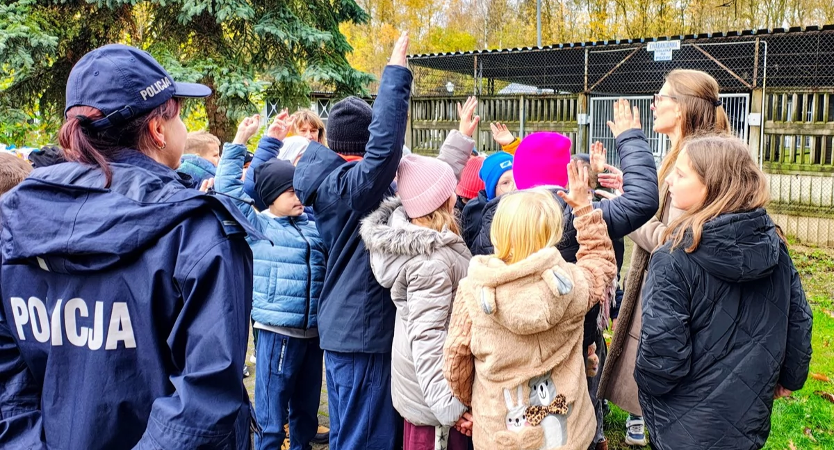 Uczniowie PSP w Gidlach zebrali karmę, żwirki i koce. I przekazały radomszczańskiemu schronisku dla zwierząt
