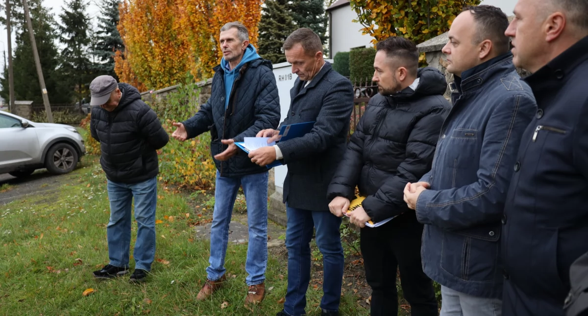Radni pojechali oglądać przejścia. Są niebezpieczne, trzeba je doświetlić. Trzeba też zmienić i dostawić znaki