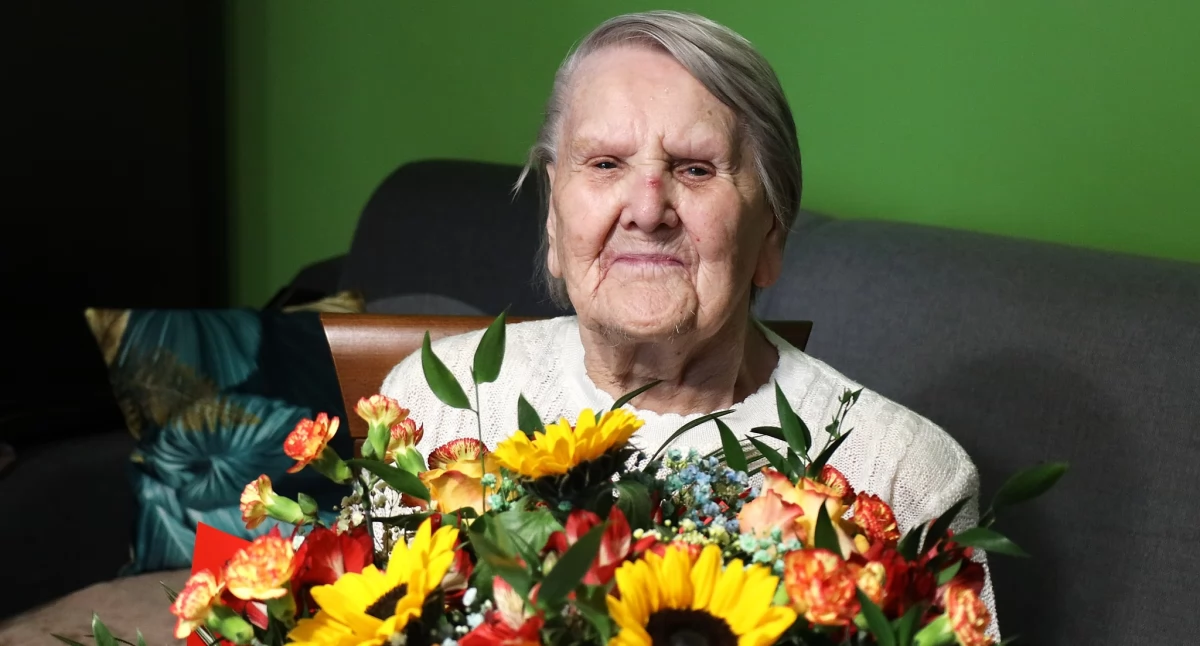 Pani Zofia Basińska z Kietlina świętowała setne urodziny. Był tort, szampan i życzenia
