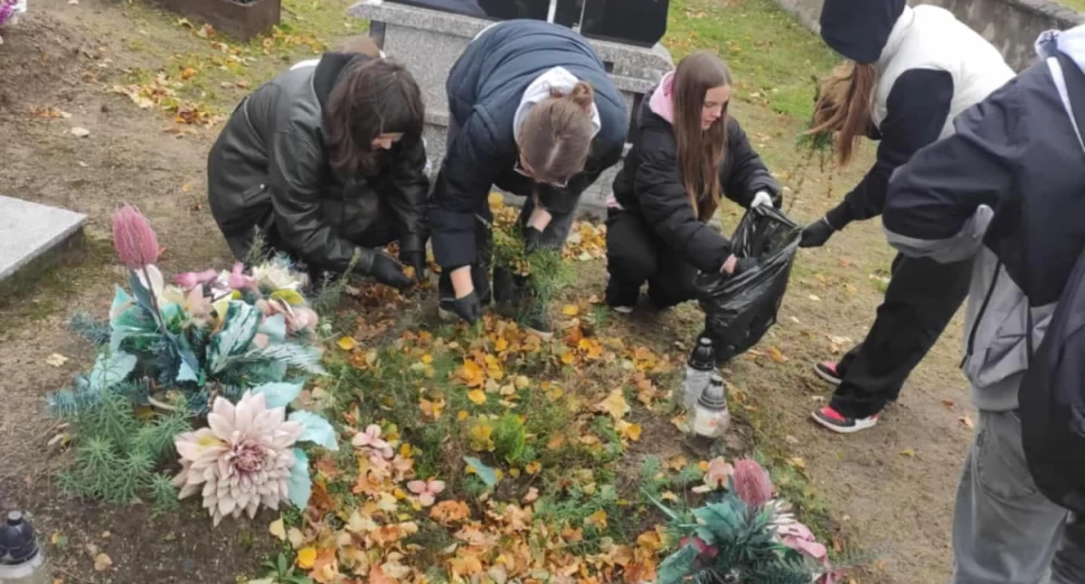Uczniowie PSP w Woli Blakowej porządkowali zapomniane groby na cmentarzu w Krępie