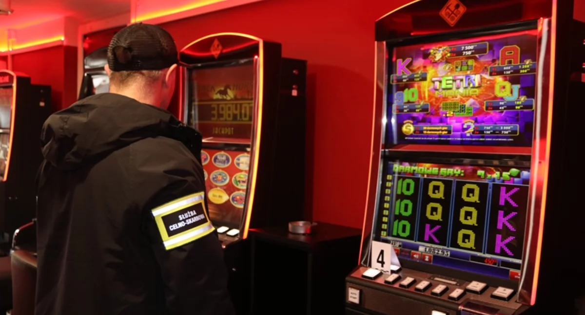 Funkcjonariusze KAS zlikwidowali w Radomsku nielegalny salon gier. Z czterema automatami. Zatrzymano cztery osoby