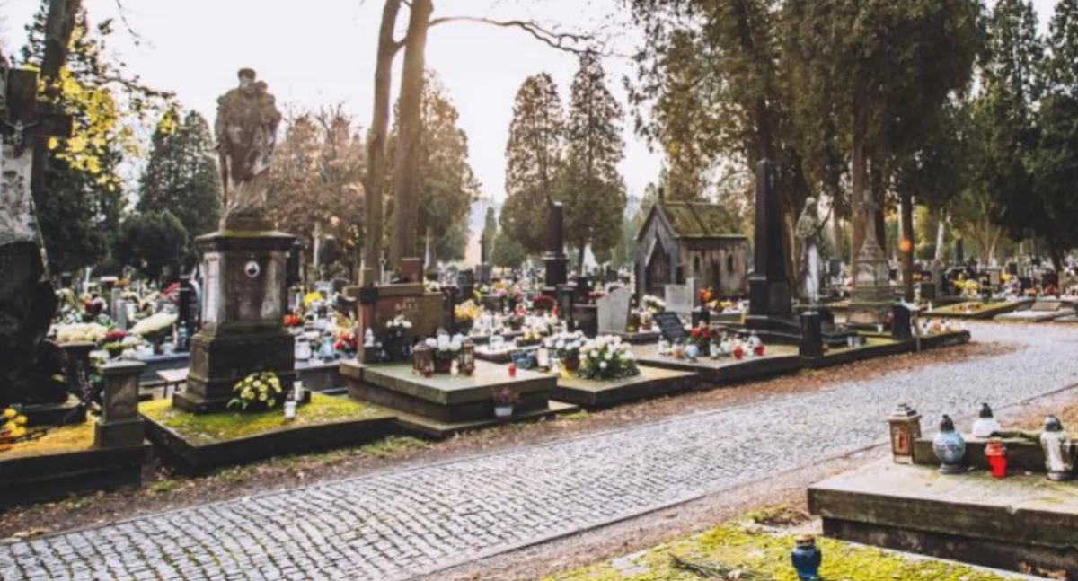 Na radomszczańskich cmentarzach trwa kwesta na ratowanie zabytkowych nagrobków