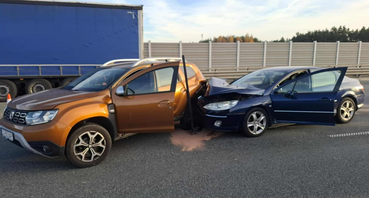 Zderzenie dwóch samochodów na autostradzie A1. Winny 80-letni kierowca Peugeota